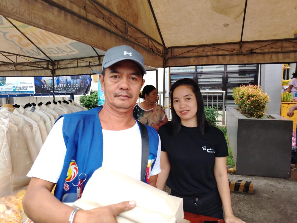 Visitors purchasing discounted goods at the Diskwento Caravan organized by DTI-Laguna and Puregold.