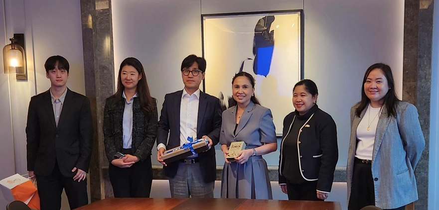 From left to right: Mr. Sung Eun Kim, Global Development Team Leader; Ms. Han Seul Choi, Associate; Mr. Lee Kwon Hyoung, Managing Director-Global Department; Philippine Trade and Industry Secretary Cristina A. Roque; Ambassador Maria Theresa B. Dizon-De Vega; and DTI-PTIC Seoul Commercial Counsellor Charmaine Mignon S. Yalong during a meeting with top Korean firms to boost Philippine food and retail investments.