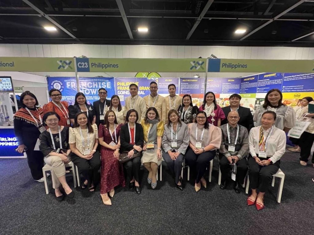 Members of the Philippine Delegation in the Franchising Expo in Sydney, Australia. (L-R): Ms. Mary Rose San Diego (PFA), Ms. Pia-Anna Ramos (PTIC Sydney), Ms. Antonie Lyka Manaloto (DTI-EMB), Mr. Ervin Andaya (Shawarma Shack), Ms. Felma Larano (Miguelitos Ice Cream), Mr. Ferdinand Opeña (Nails Dot Glow), Mr. Benjamin Batac and Mr. Jerome Nikko Esteban (Grainsmart Café), Ms. Arselyn Palad (DTI-EMB), Ms. Christine Clamor (Canadian Tourism and Hospitality Institute), Mr. Allan Greggie Oblepias (Shawarma Shack), Ms. Mary Joanna Tomagan (PFA), Ms. Monique Guevara (Jollibee), Ms. Cristina Montinola (Bench), Ms. Ma. Ana Jay Glady Opeña (Nails Dot Glow), Vice Consul Diana Marie Jimenez-Leomo (Philippine Consulate General in Sydney), Ms. Sherill Quintana (Oryspa/PFA), Consul General Charmaine Rowena Aviquivil (Philippine Consulate General in Sydney), Atty. Maria Katrina Rivera (DTI-EMB), Mr. Carlito Gunay (PTIC Sydney), and Ms. Kay Lee (Max’s Restaurant).