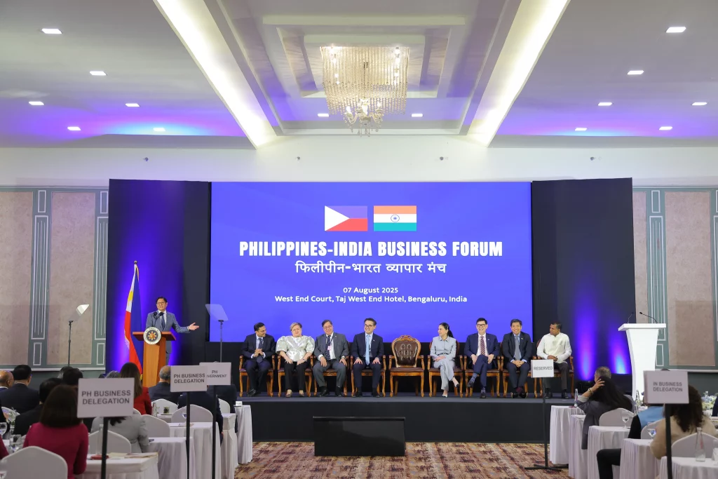 From Left to Right: President Ferdinand R. Marcos Jr, Chairman of the Federation of Indian Chambers of Commerce and Industry (FICCI) Mr. Vijay Sankar, Department of Foreign Affairs Secretary Ma. Theresa Lazaro, Department of Health Secretary Teodoro Herbosa, Special Assistant to the President for Investments and Economic Affairs Secretary Frederick Go, Department of Trade and Industry Secretary Ma. Cristina A. Roque, Department of Finance Secretary Ralph Recto, Department of Information and Communications Technology Secretary Henry Aguda, and FICCI Karnataka Chair Mr. Siddhartha Agarwal.