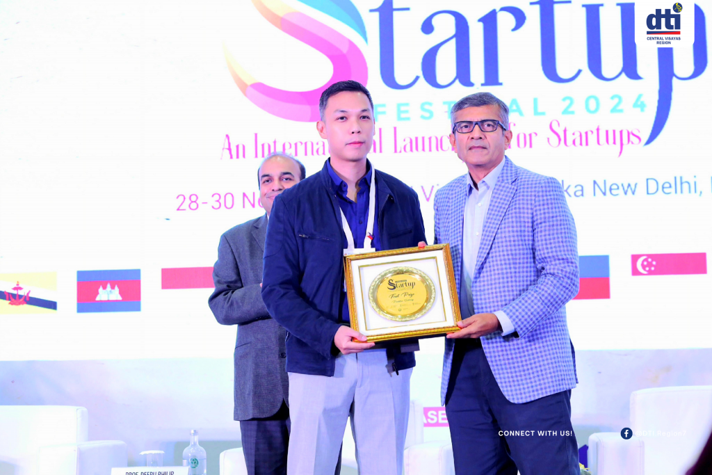 Karl Kesner, co-founder of Oh My Genie (OMG!), receiving an award at the Startup Festival 2024 in New Delhi.