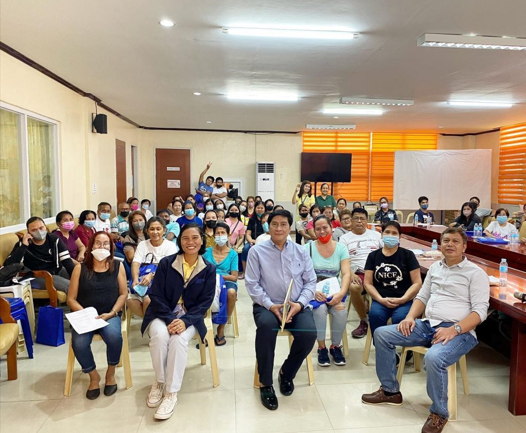 DTI Rizal, Mr. Dennis A. Orlina, LGU Morong Municipal Administrator Erran N. Montoya together with the seventy (70) participants comprised of the Pangkabuhayan sa Pagbangon at Ginhawa (PPG) and Livelihood Seeding Program – Negosyo Serbisyo sa Barangay (LSP-NSB) sari-sari store kit beneficiaries
