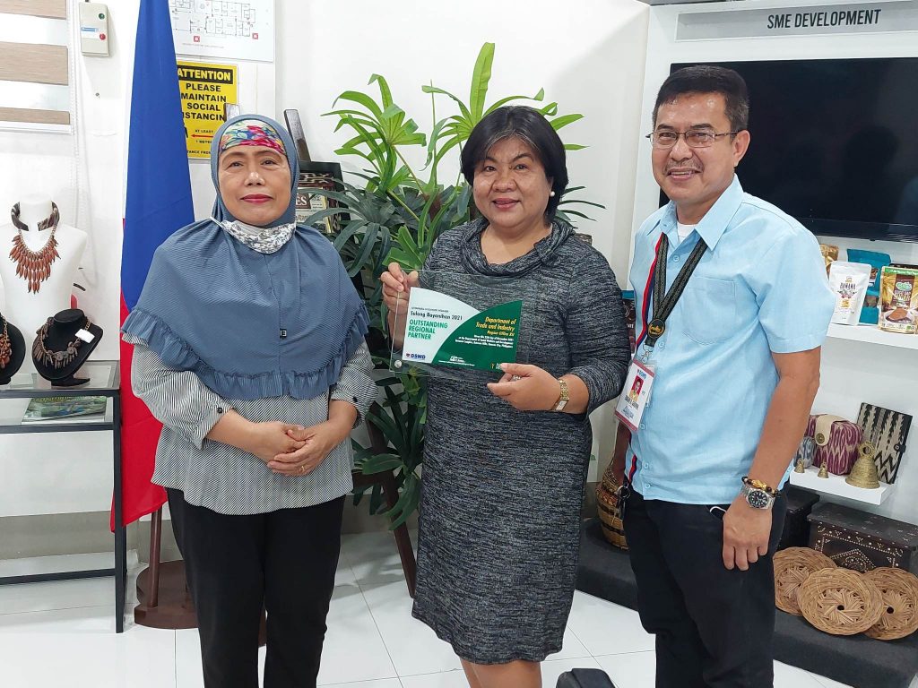 (L-R) Bailano Salik, DTI 12 OIC-RD Flora D Politud-Gabunales, Edgar Guerra
