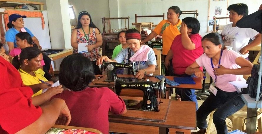 Carol Tamawa sharing her expertise on bag making