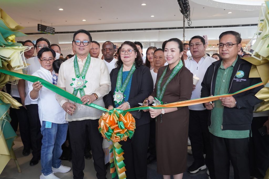 Left to right: DECC Head Arman Mojica, DTI Assistant Secretary Dominic Tolentino, DTI Cavite Regional Director Marissa Argente, Dasmariñas City Mayor Jenny Barzaga and LEDIPO Head Carlos Legaspi posing for a photo during the ribbon-cutting ceremony