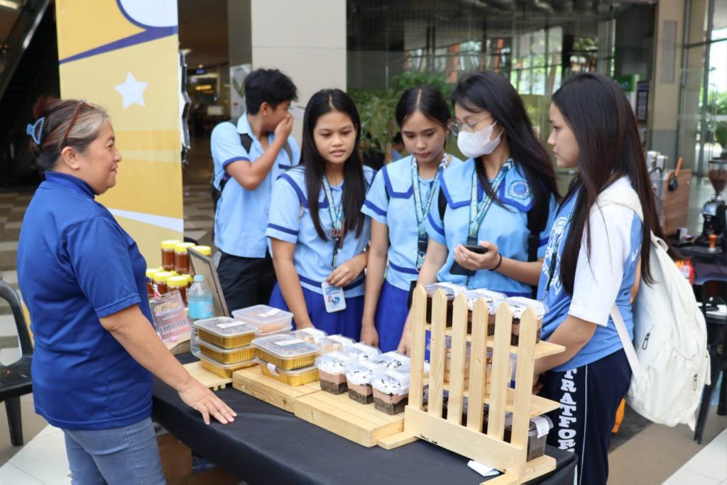 Gensan youth entrepreneurs market test products in DTI’s Tienda Heneral
