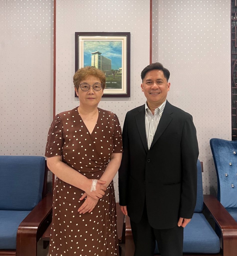 VC (Commercial) Dinsay with Ms. Shi Qin, Chairman of the Anhui Automotive Industry Association 