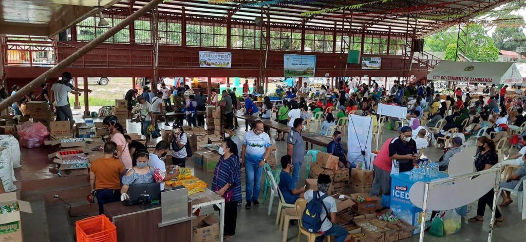 People gathers to buy goods