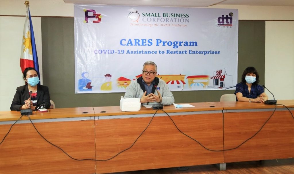 P3 CARES Loan Signing. Trade Secretary Ramon Lopez (center) on July 3, 2020 witnessed the loan signing of the initial 15 borrowers from NCR and 26 borrowers from the Cordillera Administrative Region of the P3 CARES Loan Program. Also in photo are Trade Undersecretary for Regional Operations and SB Corporation Acting Chairman Blesila Lantayona and SB Corporation President and CEO Ma. Luna Cacanando.