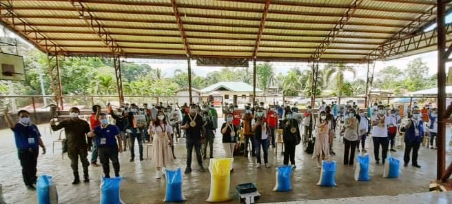  DTI Asec. Reveree Niño Contreras, RD Linda Boniao, and DTI Bukidnon led by OD Eriberto Taban-ud Jr. distributed rice trading starter kits to beneficiaries in Impasugong and Malaybalay in Bukidnon.  