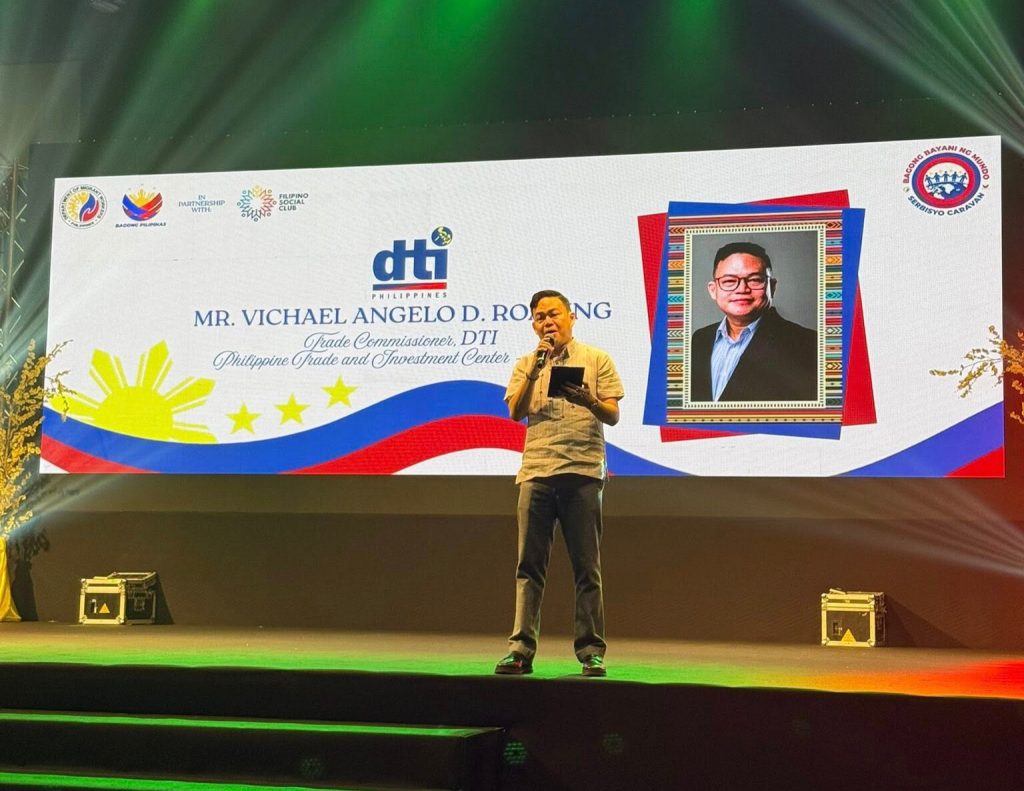 PTIC-Dubai Trade Commissioner Vichael Angelo Roaring delivers keynote message to the OFWs ho participated at the Serbisyo Caravan at the Dubai World Trade Center.