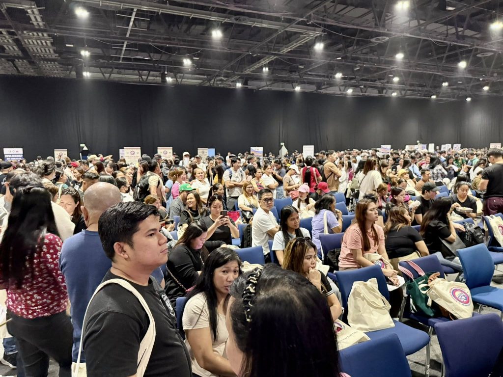 Crowd of our Kababayans flocked at the Serbisyo Caravan to avail the different government services from key government agencies from the Philippines.