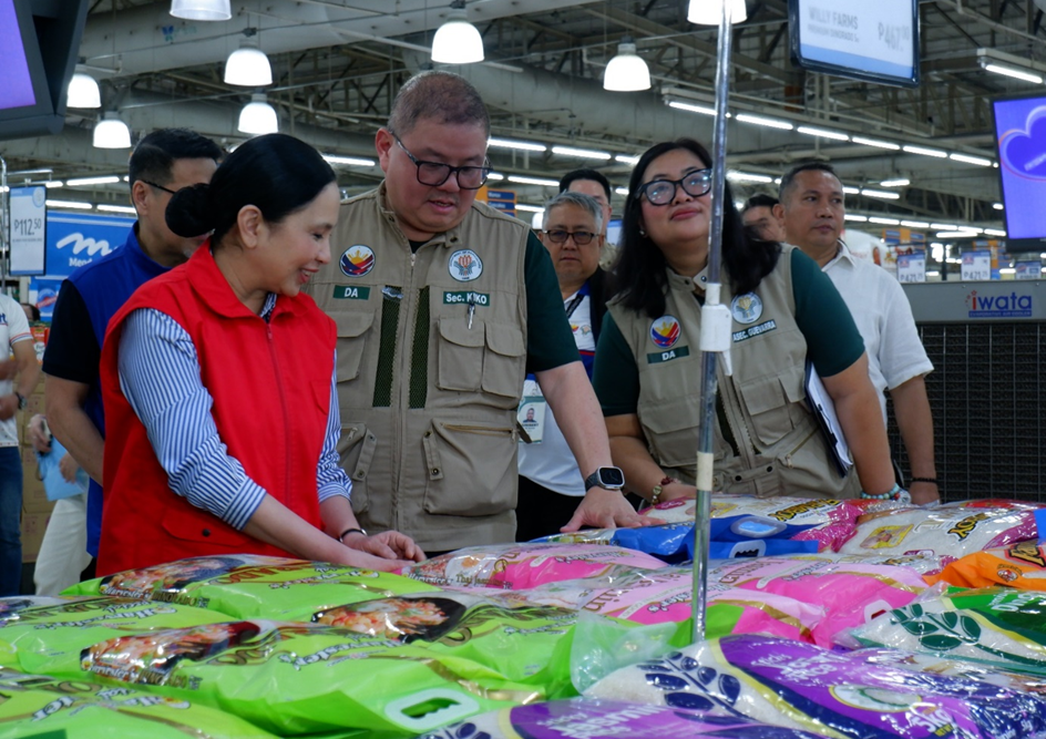 In photo: DTI Secretary and NPCC Chair Cristina A. Roque, and DA Secretary Francisco Tiu Laurel Jr. inspecting rice.