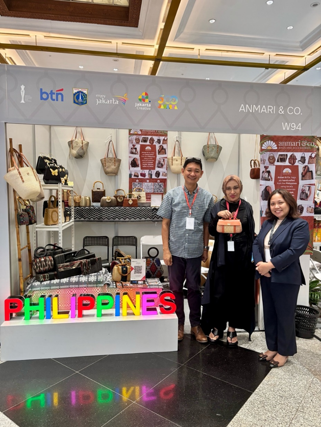 L–R: Mr. Bobby Lim of Anmari and Co.; Ibu Naniek Rachmat, renowned designer and member of the Indonesian Fashion Entrepreneurs and Designers Association (APPMI), the organizer of Indonesia Fashion Week; and Commercial Counsellor Jollan Llaneza of PTIC Jakarta.  
