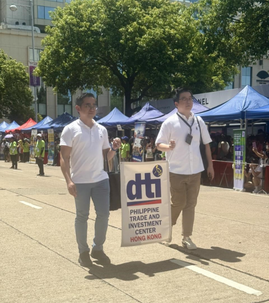 PTIC-HK represented by Atty. Roberto B. Mabalot, Jr., Vice Consul Commercial & Commercial Attache (left) and Mr. Wilson Wong, Trade Assistant (right), attended the parade during the Serbisyo Caravan on 8 June 2025. 