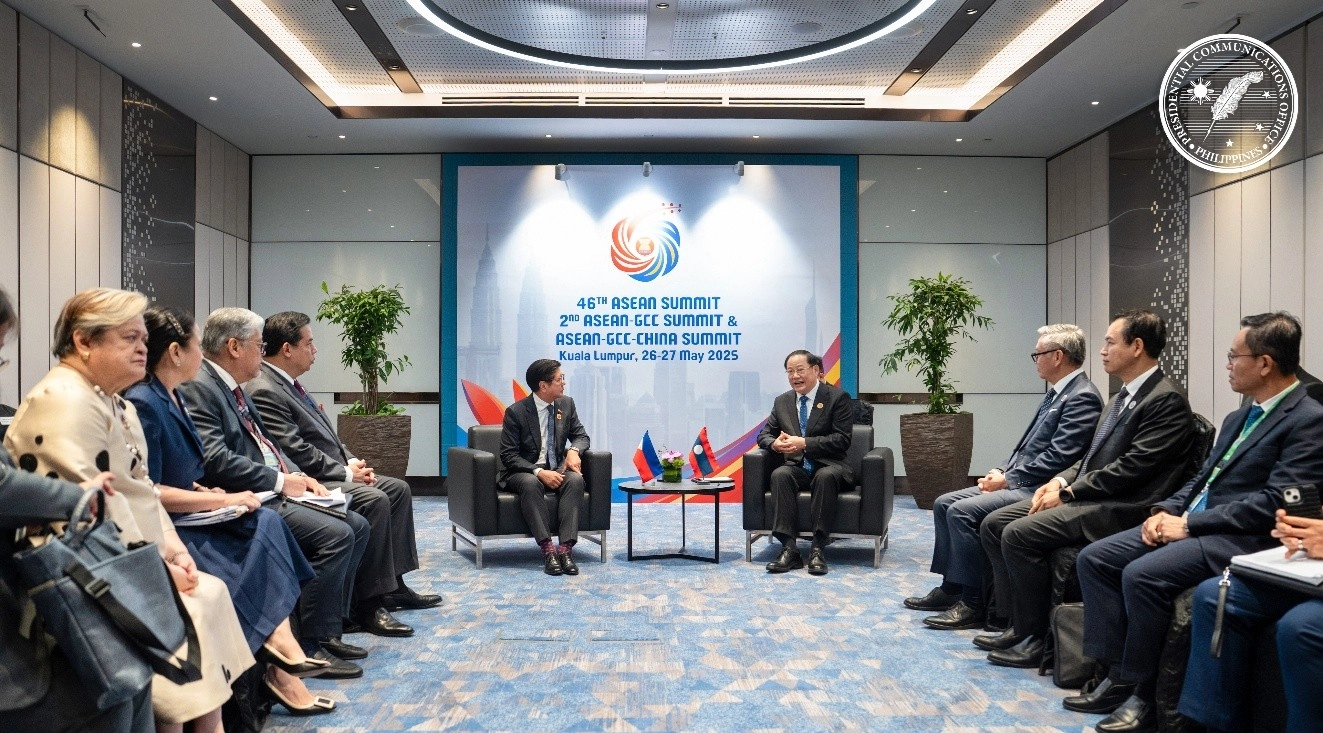 In photo: President Ferdinand R. Marcos Jr. and Lao PDR Prime Minister Sonexay Siphandone with the Philippine and Lao PDR delegationPhoto courtesy of Presidential Communications Office