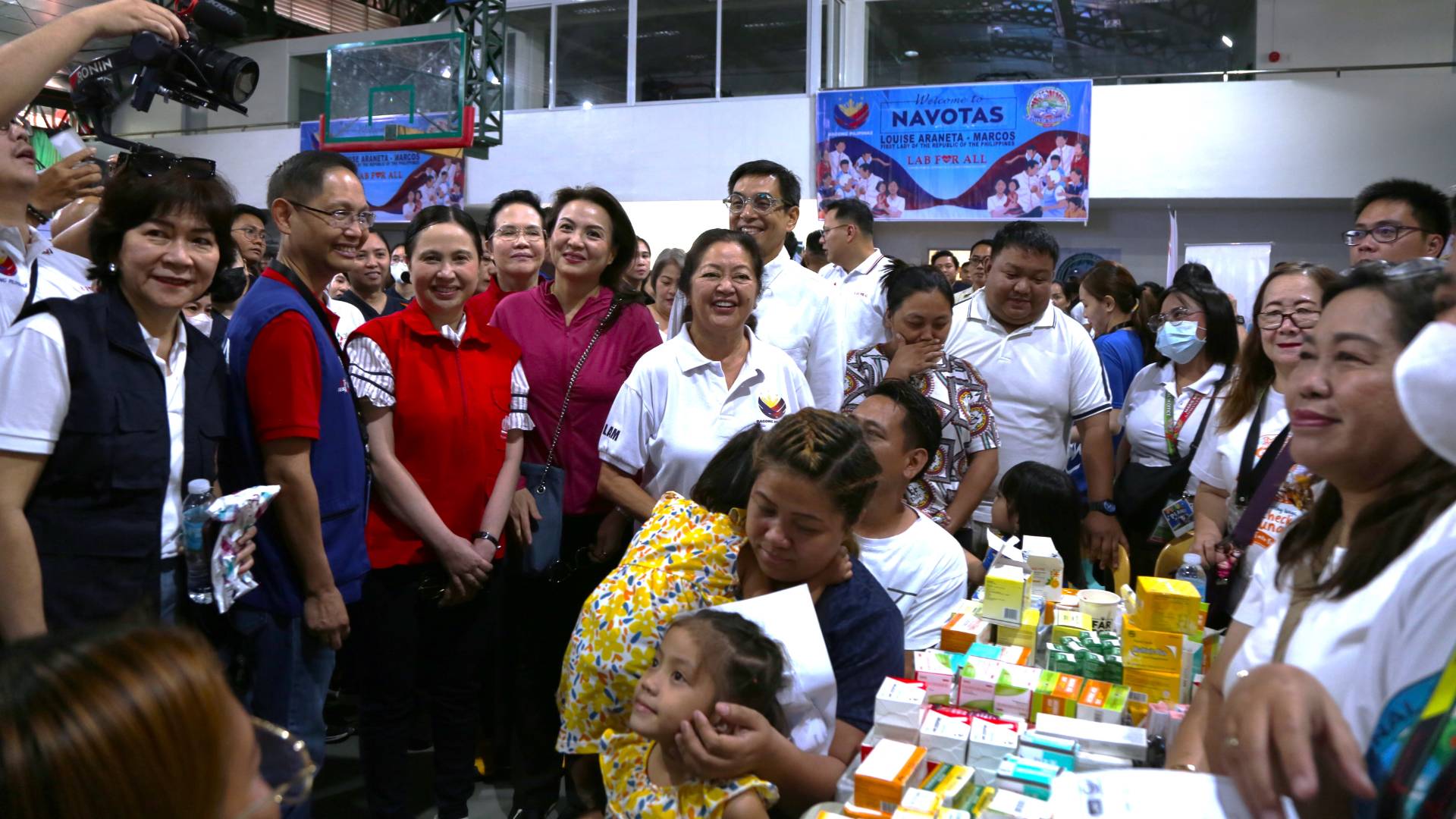 In photo: First Lady Liza Araneta-Marcos, DTI Secretary Cristina A. Roque, Navotas Mayor John Rey Tiangco, Technical Education and Skills Development Authority Director General Jose Francisco Benitez, and ‘Lab For All’ beneficiaries.