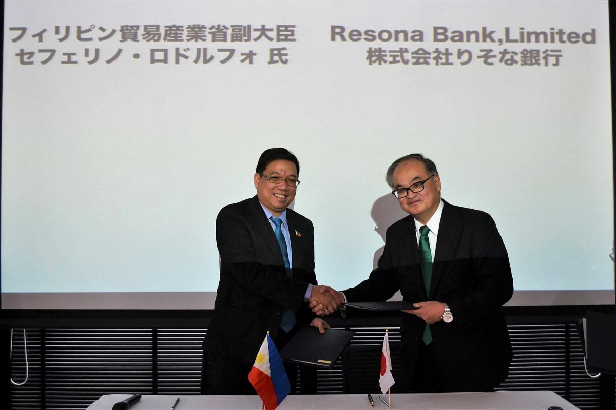 Public MOU signing ceremony between Undersecretary Ceferino S. Rodolfo and Mr. Naoto Serizawa, Executive Officer, Global Business Division of Resona Bank, Limited (representative for Resona Group: Resona Bank Limited, Kinki Osaka and Saitama Resona) (Hulic Convention Center: October 2, 2017)