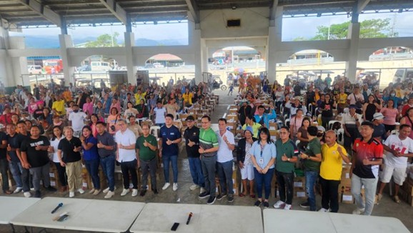 DTI-Aurora and Asec. Dominic Tolentino poses with the recipients of Negosyo sa Serbisyo sa Barangay Business Kits.