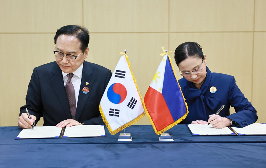 In photo: South Korea’s Trade, Industry and Energy Minister Cheong In-kyo, and the Philippines’ Trade and Industry Secretary Cristina A. Roque
