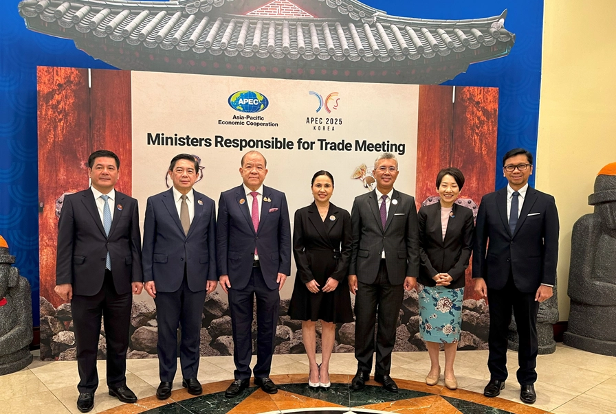 In photo: Hon. Nguyen Sinh Nhat Tan, Deputy Minister of Industry and Trade of Viet Nam; Hon. Dato Dr Amin Liew Abdulla, Minister at the Prime Minister’s Office and Minister of Finance and Economy II of Brunei Darussalam; Hon. Pichai Naripthaphan, Minister of Commerce of Thailand; Secretary Ma. Cristina A. Roque, Department of Trade and Industry of the Philippines; Hon. Tengku Datuk Seri Utama Zafrul Aziz, Minister of Investment, Trade, and Industry of Malaysia; Hon. Grace Fu, Minister-in-charge of Trade Relations of Singapore; and Mr. Djatmiko Bris Witjaksono, Director General of International Trade Negotiations, Ministry of Trade Republic of Indonesia